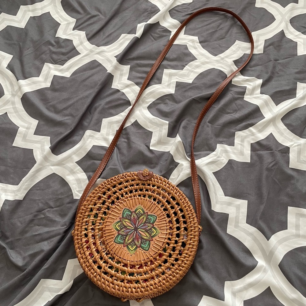 Round woven purse